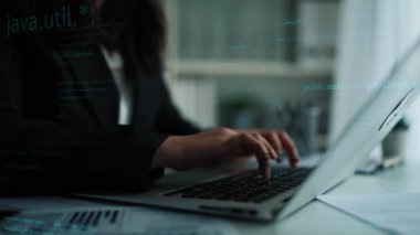 Bilgisayar klavyesine yazılan ellerin, teknoloji ve modern iş kültürünün kesişimini yansıtan, soyut bir programlama koduyla yakın çekim görüntüsü. Xenic