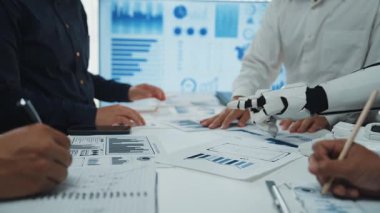 İş danışmanları üretkenliği, araştırma endüstrisi eğilimlerini optimize etmek ve karar verme mekanizmasını geliştirmek için yapay zeka teknolojisinden faydalanıyorlar. Noogenesis Yapay Zeka