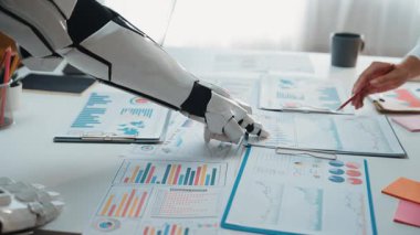 AI güdümlü işbirliği, iş dünyasındaki profesyonellerin endüstri eğilimlerini analiz etmelerine ve şirket stratejilerini geliştirmelerine olanak sağlıyor. Noogenesis Yapay Zeka