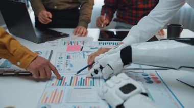 Laboratuar İşbirliği: Bilim insanları ve analistler dijital tabletler ve çizelgelerle modern bir laboratuvarda işbirliği yapıyorlar. Ortaklıkları, araştırmaların teknolojik yenilikleri nasıl yönlendirdiğinin altını çiziyor. Noogenesis Yapay Zeka