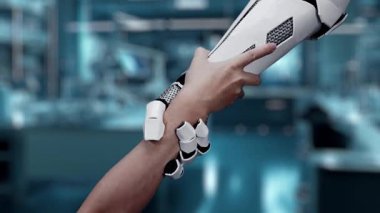 İnsan elinin, DNA hologramının yüzdüğü robot kola uzanması ve tutması. Beyaz robot kolu, laboratuvarda genetik simülatör ikonu olan bir insanı tutarken insanlara yardım ve destek oluyor..