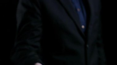 Bir el, teknoloji simgeleriyle birlikte dijital güncelleme çubuğunu gösteren bir akıllı telefonu tutuyor. Bu resim dijital dünyadaki modern yazılım güncelleme sürecini sembolize ediyor. Dörtgen