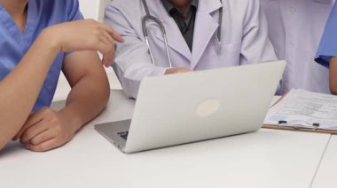 Hastane masasında birlikte çalışan ve tıbbi tedavi ya da sağlık hizmeti planlayan profesyonel bir grup. Takım çalışması başarılı hastalıklara ve hastalıklara yol açar. Ağır çekim. Katı.