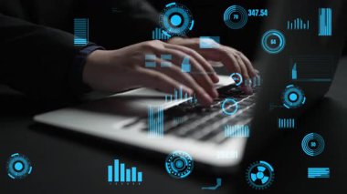 Modern bir çalışma alanında teknoloji ve analizi temsil eden geleceksel veriler ve grafiksel görselleştirmeler eşliğinde dizüstü bilgisayarda yazı yazan ellerin yakın çekim görüntüsü. Xenic