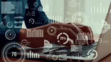 İş adamı, pazarlama stratejisi ve müşteri ilişkileri yönetimi için iş veri analizini analiz etmek için yetenekli dizüstü bilgisayar kullanır