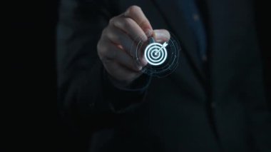 Bu dijital resim, bir hedef ve çeşitli veri analizi görselleştirmeleri, ticari yenilik ve hedefleri vurgulayan bir fütüristik pazarlama stratejisi arayüzü sergiliyor. Dörtgen