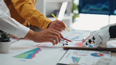 İş ekipleri endüstri eğilimlerini izlemek, tahminleri geliştirmek ve şirket stratejilerini geliştirmek için yapay zeka analitiği kullanıyor. Noogenesis Yapay Zeka