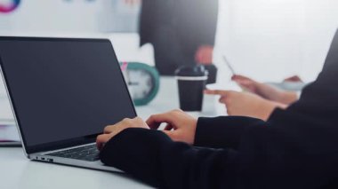 Siber tehditlere karşı siber güvenlik ve siber güvenlik stratejileri, sistem hacklemeleri, dijital ihlaller, ağ saldırıları ve güçlü siber güvenlik altyapısına sahip verilerin korunması. Spire.