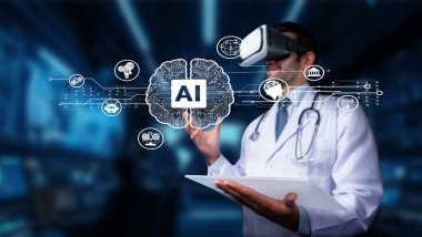 Sanal gerçeklik gözlüğü takan bir tıp uzmanı modern bir sağlık ortamında yapay zeka kavramlarıyla meşgul olarak gelecekteki teknoloji ve yenilikleri gösteriyor. PHMT