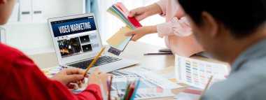 Bilgisayar ekranında video pazarlama konsepti. Sosyal Medya ve canlı İnternet Ağ Teknolojisi Konsepti üzerine Video Pazarlama Reklam Şirketi