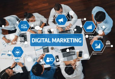 Dijital pazarlama stratejileri üzerine dinamik bir takım toplantısı. Reklam, sosyal medya ve e-ticaret büyümesi için etkili planlar geliştirmek için çeşitli profesyoneller işbirliği yapmaktadır. Dostluk