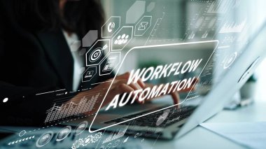 Bilgisayarda çalışan profesyonel iş adamı dijital arayüzle iş akışı otomasyonu kavramını ve teknolojik unsurları vurguluyor. Asemptotik akıllı veri analitiği.