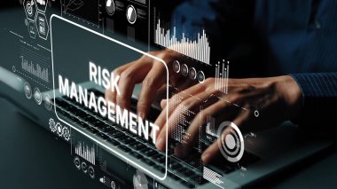 Modern Ofis Ortamı 'nda Elleri Bilgisayarda Risk Yönetimi Grafikleri ve Veri Görselleri ile Yazıyor. Asemptotik akıllı veri analitiği.