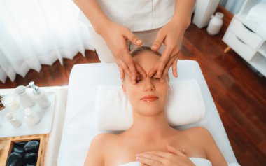 Panorama 'da kadınların stres önleyici kafa masajından ve lüks tatil beldesi veya otel spa salonundaki modern ışık ortamında yüz güzelliği eğlencelerini şımartmaktan hoşlandığı bir manzara var. Sessiz.