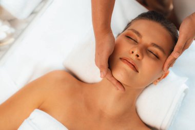 Panorama 'da kadınların stres önleyici kafa masajından ve lüks tatil beldesi veya otel spa salonundaki modern ışık ortamında yüz güzelliği eğlencelerini şımartmaktan hoşlandığı bir manzara var. Sessiz.