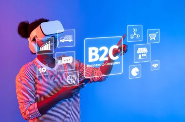 Sanal gerçeklik teknolojisini tüketici stratejilerini araştırmak için kullanan bir kişi. Görüntü, yenilik ve müşteri ilişkilerinin modern pazardaki etkileşimini vurguluyor. XDMCP