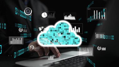 Bir iş adamı, modern dijital iş çözümlerini sembolize eden veri görselleştirme grafikleri ve istatistikleriyle çevrili bulut deposuna erişirken bir dizüstü bilgisayarla etkileşime girer. Xenic