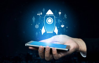 Girişim başlatma ve iş büyüme kavramı, roket sembolü, girişimcilik, başlangıç yeniliği ve yeni iş geliştirme ve genişleme için erken aşama başarı stratejileri. Eğri