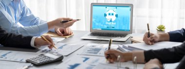 İş zekası ve veri analizi kavramı. Analizci ekibi laptop ekranında finansal veri analizi üzerinde çalışıyor. Etkili iş stratejik planlama için pazarlama göstergesi olarak. İçgörü