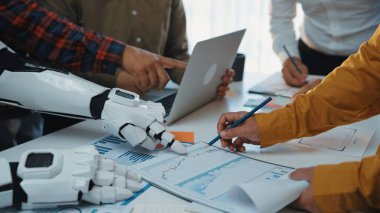 Modern ofis ortamında veri analizi ve stratejik tartışmalarda işbirliği yapan insan ellerinin ve robot kolun dinamik bir sahnesi. Noogenesis 'in yeniliği.