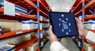 Maliyet düşüşü, bilgisayar ekranında görülen maliyet tasarrufu kavramı, kurumsal işletmeler gereksiz harcamaların azaltılması yoluyla maliyet ve şirket kaynaklarını etkili bir şekilde tasarruf eder