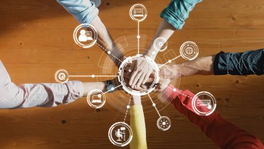 Merkezde Eller Buluşması Ekibi, Dijital Simgeler Temsilcisi Teknoloji ve Etkileşimi Birlik ve Bağlantı Sembolize ediyor. Dostluk