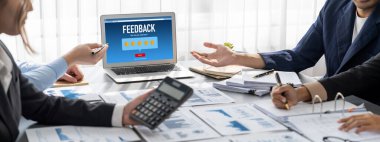 İş zekası ve veri analizi kavramı. Analizci ekibi laptop ekranında finansal veri analizi üzerinde çalışıyor. Etkili iş stratejik planlama için pazarlama göstergesi olarak. İçgörü