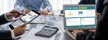 İş zekası ve veri analizi kavramı. Analizci ekibi laptop ekranında finansal veri analizi üzerinde çalışıyor. Etkili iş stratejik planlama için pazarlama göstergesi olarak. İçgörü