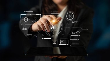 Yapay zekanın sistemlere nasıl güç verdiğini gösteren yapay zeka arayüzü. Yapay zeka verileri dönüştürür, otomasyonu sağlar ve yapay zeka yenilikleri harekete geçirir. Latch