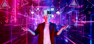 Bu canlı görüntü, dijital bir arayüz içinde neon renklerle veri depolama kavramlarını vurgulayarak, bulut hesaplama teknolojisinin soyut bir temsilini sergiliyor. XDMCP