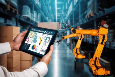 Yenilikçi depo ve fabrika dijital teknolojisi için akıllı robot kol sistemleri. İnternet ağına bağlı IOT yazılımı kullanarak endüstri mühendisliği tarafından kontrol edilen otomasyon üretim robotu .