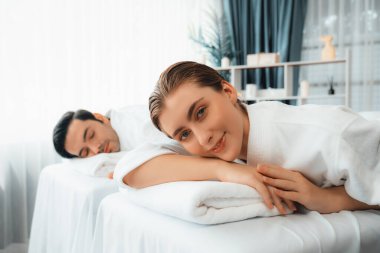 Kafkas çift müşterisi stres önleyici spa masajının keyfini çıkarıyor ve lüks otel veya oteldeki gündüz açık hava ortamında güzellik teniyle eğleniyor. Sessiz.