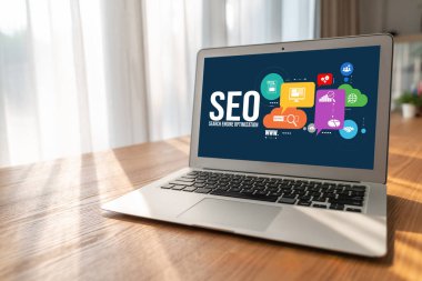 Model e-ticaret için SEO arama motoru optimizasyonu ve bilgisayar ekranında gösterilen çevrimiçi perakende işi