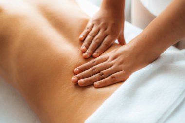 Kapalı alan kadın müşteri stres önleyici spa masajını yapmaktan zevk alıyor ve lüks otel ya da oteldeki gündüz açık hava güzellik salonunda güzellik teniyle eğleniyor. Sessiz.