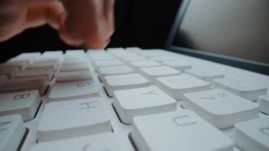 Bilgisayar klavyesinde parmaklarıyla daktilo eden hızlandırılmış yakın çekim adam. Makro yumuşak odaklı bebek çekimi. Bilgisayar programlama, mesajlaşma çevrimiçi mesajlaşma ve çevrimiçi pazarlama işi hiperhız kavramı. Topla