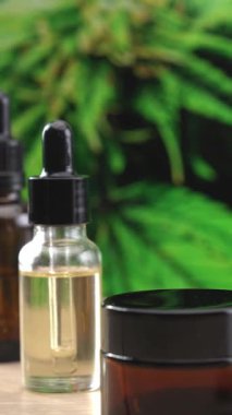 Doğal cilt bakım ürünü. Esrar laboratuarında üretiliyor. CBD yağı, kenevir tohumu ve kenevir bitkisi bahçeli masada nemlendirici krema kavanozu ürünü. Kopyalama alanı