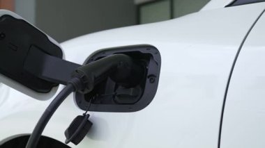 Ev şarj istasyonu, elektronik araç için sürdürülebilir, yenilenebilir enerji kaynağı, modern modern yaşam tarzı için evdeki EV arabaları sağlıyor. Çevre dostu melez elektro ve petrol aracı bataryası.