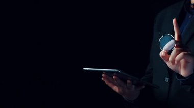 Adalet ölçeğini gösteren fütürist dijital hukuk arayüzü, dijital hukukun altını çizen, AI uyumu, dijital hukuk sistemleri ve güvenli yönetim için dijital hukuk düzenlemeleri. Elide