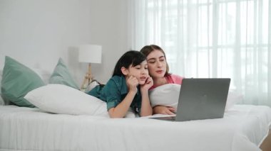 Çekici bir kız ve beyaz bir anne dizüstü bilgisayarda film izlerken kötü bir şekilde yatıyorlar. Mutlu aile yatmadan önce birlikte vakit geçirir. Ebeveyn ve tatlı kız birlikte oyun oynamaktan hoşlanırlar Pedagoji.