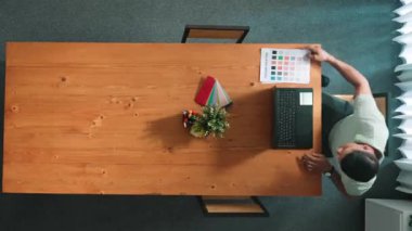 Logo tasarımı hakkında konuşurken ekibin toplantıya katılması zaman aşımına uğradı. Yetenekli iş adamlarının ana tema renkleri projesini tartışarak ve konuşarak birlikte çalışmalarına tepeden tırnağa bakış açısı. Sempozyum.