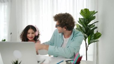 Amerikalı kız, kod yazmayı ve mühendislik yazmayı öğrenirken olumlu baba da birlikte çalışıyor ve programlama kodunu veya sistemini özenle göstermek için dizüstü bilgisayarına işaret ediyor. Pedagoji.