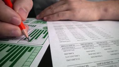 Muhasebeci, ofis masasındaki kağıt torpido gözünde iş pazarlama verilerini analiz ediyor. Şirket finans ve para muhasebe kavramı.