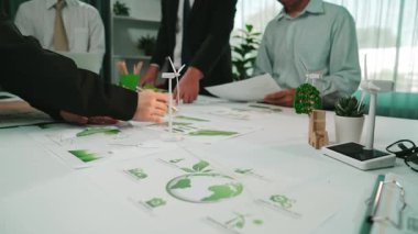 Sürdürülebilir proje planlaması, grafikler, modeller ve çevre dostu çözümleri vurgulayan yeşil unsurlarla profesyoneller arasında işbirliğinin gösterildiği dinamik bir iş toplantısı üzerinde duruldu. SACTR