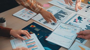 Çeşitli bir ekip, büyümeyi strateji haline getirmek için masaya konulan çeşitli veri raporları ve çizelgeleri analiz ederek bir iş toplantısı sırasında coşkulu bir tartışmaya girişiyor. SACTR