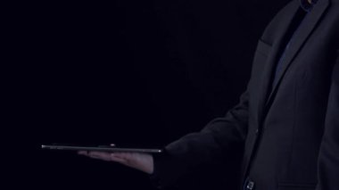 Profesyonel biri müşteri memnuniyeti derecelendirmeleri ve geri bildirim sembolleriyle etkileşimli dijital arayüzü gösteren bir tablet sergiliyor ve iş kalitesini ve hizmeti vurguluyor. Dörtgen