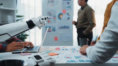 Danışmanların ve yapay zekaların veri güdümlü çözümler üretmek, pazarlamanın ve yeniliğin geleceğini şekillendirmek için birlikte çalıştıkları modern bir iş alanı. Noogenesis Yapay Zeka