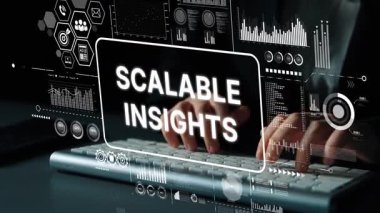 Modern Çalışma Alanında Veri Analizi ve Ölçeklenebilir Sezgileri Gösteren Dijital Ekran ile Eller Klavyede Yazıyor. Asemptotik akıllı veri analitiği.