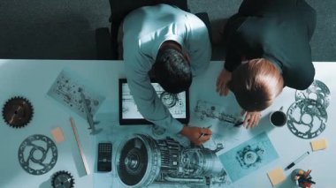 İş arkadaşı toplantıda yürürken akıllı proje yöneticisinin oturduğu en iyi manzara. Meslektaşı soru sorarken türbin motoru ya da elektronik jeneratöre bakan profesyonel bir mühendis. Hizalama.