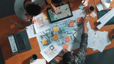 Pazarlama ekibi tasarım planlarken yöneticinin planlarını yukarıdan aşağıya incelemek. Mimar mühendisin birlikte çalıştığı, fikir paylaştığı ve proje planına not aldığı hava görüşü. Sempozyum.