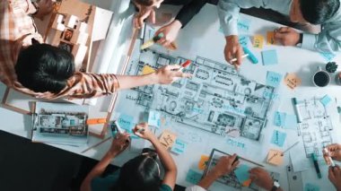 Proje yöneticisi ya da inşaat mühendisinin planlama ve planlama binasında yazışmalarının üst düzey görüntüsü. Toplantı masasında birlikte çalışan mimarın belgeyle birlikte havadan görünüşü. Hizalama.